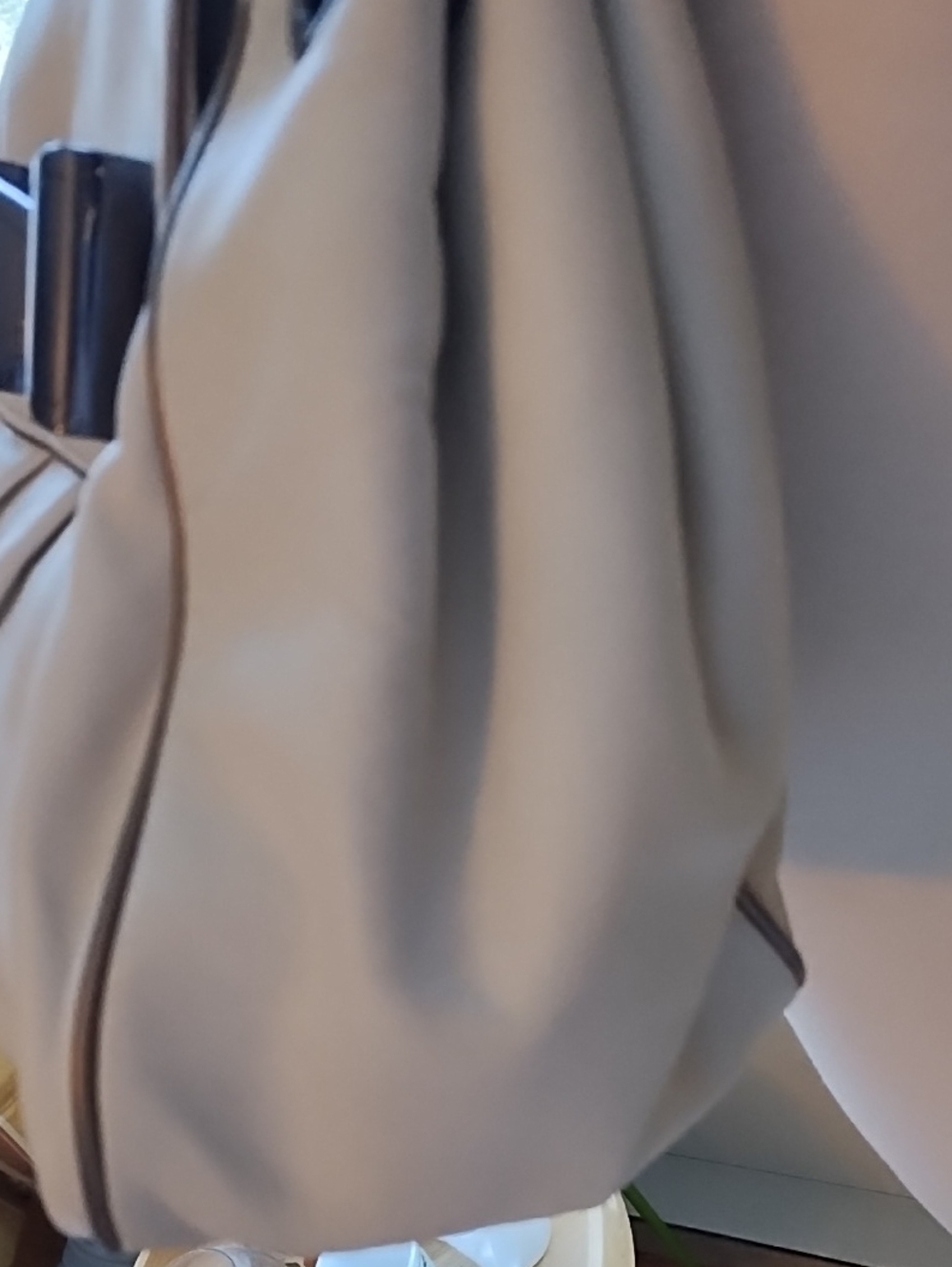 Betsy Johnson white leather shoulder bag with metal bow closure - Picture 3 of 10